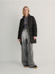 Pikowany płaszcz light padded - czarny. Czarne płaszcze damskie Reserved, l, bez wzorów, z tkaniny, bez kołnierzyka, bez kaptura. W wyprzedaży za 39.99 zł.