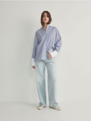 Koszula z szerokimi mankietami - jasnoniebieski. Niebieskie koszule damskie Reserved, l, bez wzorów, z bawełny, bez kołnierzyka, bez ramiączek. W wyprzedaży za 35.99 zł.