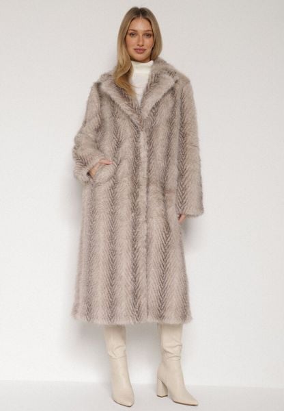 Jasnobeżowy Jednorzędowy Płaszcz Futerko o Klasycznym Kroju Yrelsha. Brązowe płaszcze damskie Born2be, l, bez wzorów, z futra, klasyczne, bez kołnierzyka, bez kaptura. Za 279.99 zł.