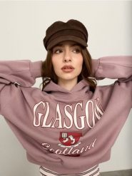 Bluza hoodie z motywem akademickim - fioletowy. Fioletowe bluzy damskie Sinsay, l, bez wzorów, sportowe, bez ramiączek, bez kaptura. Za 49.99 zł.