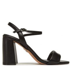 Sandały Steve Madden. Czarne sandały damskie Steve Madden, bez wzorów, bez obcasa, na słupku, bez zapięcia. Za 319.99 zł.