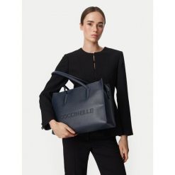 Torebka Coccinelle. Niebieskie shopperki damskie Coccinelle, bez wzorów, bez dodatków. Za 1,449.00 zł.