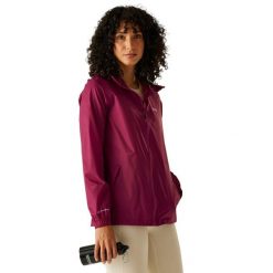 Kurtka Wodoodporna Damska Pack It III. Czerwone kurtki sportowe damskie Regatta, xl, bez wzorów, z materiału, bez ramiączek, z kapturem, trekkingowe. Za 147.99 zł.
