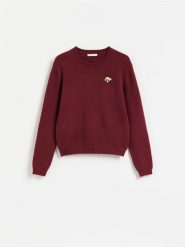 Sweter z broszką - bordowy. Czerwone swetry nierozpinane damskie Reserved, l, bez wzorów, z dzianiny, bez kołnierzyka, bez ramiączek. Za 129.99 zł.