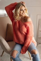 Luźny sweter z dekoltem w serek wełniany pomarańczowy. Brązowe swetry nierozpinane damskie PeeKaBoo, uniwersalny, bez wzorów, z wełny, eleganckie, bez kołnierzyka, bez ramiączek. Za 229.00 zł.