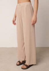 Beżowe Spodnie z Wysokim Stanem i Szerokimi Nogawkami Zdobione Guzikiem Kelesh. Brązowe spodnie materiałowe damskie Born2be, z aplikacjami, z jeansu, biznesowe, z podwyższonym stanem, plus size, długie. Za 49.99 zł.