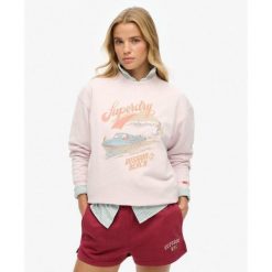 Luźny sweter z motywem pamiątkowym. Czerwone swetry nierozpinane damskie Superdry, bez wzorów, sportowe, bez kołnierzyka, bez ramiączek. W wyprzedaży za 266.10 zł.