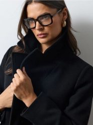 Dwurzędowy płaszcz z paskiem - czarny. Czarne płaszcze damskie Sinsay, l, bez wzorów, bez kołnierzyka, bez kaptura. Za 99.99 zł.