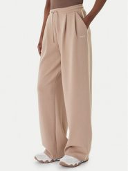 Guess Spodnie dresowe V6GB01 K2914 Beżowy Wide Leg. Brązowe spodnie dresowe damskie Guess, z aplikacjami, z dresówki. Za 434.99 zł.