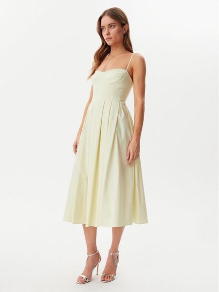Guess Sukienka koktajlowa W5GK61 WGMR2 Żółty Regular Fit. Żółte sukienki damskie Guess, z aplikacjami, z wiskozy, wizytowe, bez kołnierzyka, bez ramiączek. Za 499.99 zł.