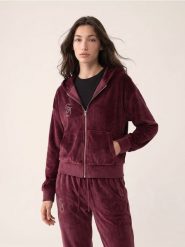 Welurowa bluza hoodie z biżuteryjną aplikacją - czerwony. Czerwone bluzy damskie Sinsay, l, z aplikacjami, z weluru, sportowe, bez ramiączek, bez kaptura. Za 49.99 zł.