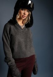 Ciemnoszary Krótki Sweter z Trójkątnym Dekoltem Ozdobiony Kołnierzykiem Savalin. Szare swetry nierozpinane damskie Renee, uniwersalny, bez wzorów, z bawełny, casualowe, bez kołnierzyka, bez ramiączek. Za 139.99 zł.