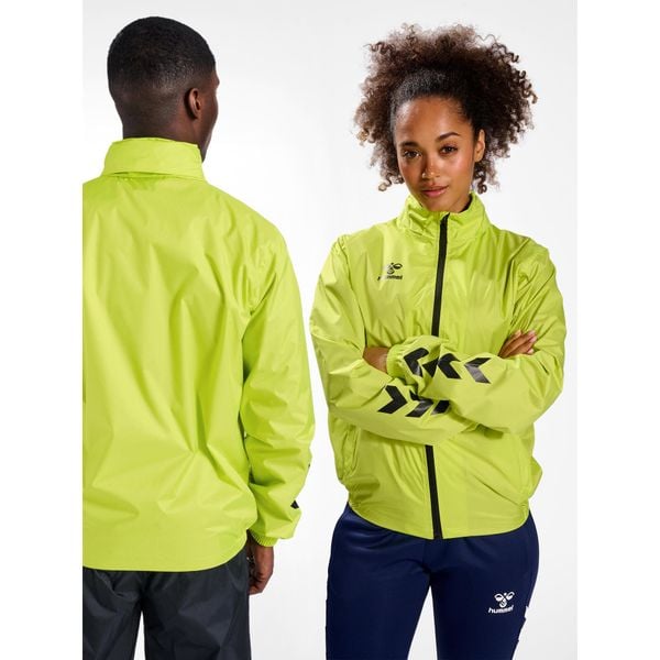 Kurtka ortalionowa piłkarska dla dorosłych Hummel Core XK Spray Jacket. Zielone kurtki męskie Hummel, m, bez wzorów, sportowe, bez kaptura. Za 214.00 zł.