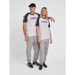 Koszulka Hummel Legacy Blocked. Białe bluzki damskie Hummel, bez wzorów, sportowe, bez kołnierzyka, bez ramiączek. Za 130.50 zł.