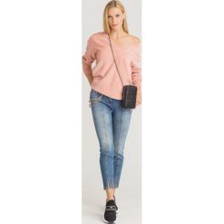 SWETER ELISABETTA FRANCHI. Czerwone swetry nierozpinane damskie Elisabetta Franchi, z aplikacjami, z dzianiny, bez kołnierzyka, bez ramiączek. Za 1,299.00 zł.