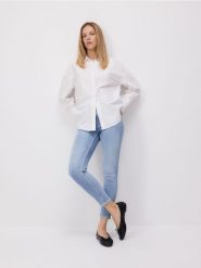 Jeansy slim fit ze średnim stanem - turkusowy. Niebieskie jeansy damskie Reserved, bez wzorów, z bawełny. Za 99.99 zł.
