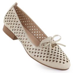 Półbuty damskie lordsy ażurowe złote Jezzi 222-5. Żółte półbuty damskie Jezzi, w ażurowe wzory, ze skóry ekologicznej, bez obcasa, bez zapięcia. Za 169.99 zł.