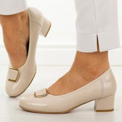 Beżowe skórzane czółenka damskie Cambell 19413. Brązowe czółenka damskie Cambell, na jesień, bez wzorów, ze skóry, eleganckie, z okrągłym noskiem, bez obcasa, na obcasie, bez zapięcia. Za 219.00 zł.