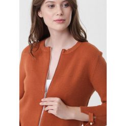 Camelowy Kardigan Soleil. Kardigany damskie Born2be, l, bez wzorów, eleganckie, bez kołnierzyka. Za 89.99 zł.