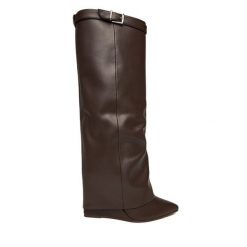 Kozaki Steve Madden. Brązowe kozaki damskie Steve Madden, bez wzorów, bez obcasa, na koturnie, bez zapięcia. Za 1,099.00 zł.