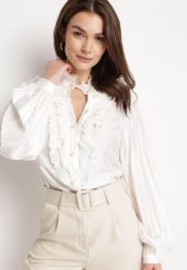 Biała Koszula Retro z Falbankami i Perełkami Przy Dekolcie i Guzikach Nimue. Białe koszule damskie Born2be, m, bez wzorów, retro, bez kołnierzyka, bez ramiączek. Za 139.99 zł.