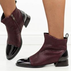 Bordowe skórzane botki damskie DiA 3130. Czerwone botki damskie DiA, na jesień, bez wzorów, z dzianiny, eleganckie, z okrągłym noskiem, bez obcasa, na obcasie, bez zapięcia. Za 419.00 zł.