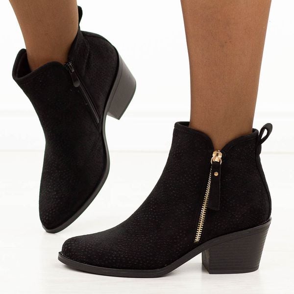 Czarne jesienne botki damskie, kowbojki S.Barski 52-538. Czarne botki damskie S.BARSKI, na jesień, w ażurowe wzory, z jeansu, boho, bez obcasa, na obcasie, bez zapięcia. W wyprzedaży za 215.10 zł.