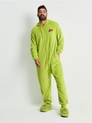 Puszysta piżama jednocześciowa Grinch - zielony. Zielone piżamy męskie Sinsay, l, bez wzorów, bez kołnierzyka, bez ramiączek. Za 89.99 zł.