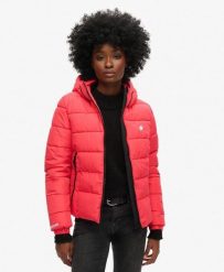 Kurtka pikowana z kapturem w stylu sportowym SUPERDRY. Czerwone kurtki sportowe damskie Superdry, l, bez wzorów, bez ramiączek, z kapturem. Za 427.90 zł.