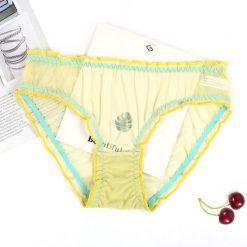 Majtki z niskim stanem z delikatnego materiału na ciepłe dni Violet. Czerwone majtki damskie Intica, z tkaniny. Za 49.00 zł.