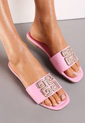 Fuksjowe Klapki z Metalową Ozdobą z Cyrkoniami Helenthea. Czerwone klapki damskie Renee, z aplikacjami, eleganckie, bez obcasa, na płaskiej podeszwie, bez zapięcia. Za 69.99 zł.