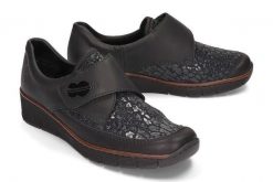 RIEKER 537C0-00 black, półbuty damskie. Czarne półbuty damskie Rieker, bez wzorów, bez obcasa, na koturnie, bez zapięcia. Za 329.90 zł.