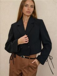 Krótki żakiet dwurzędowy - czarny. Czarne marynarki i żakiety damskie Sinsay, bez wzorów, bez kołnierzyka, bez ramiączek. Za 69.99 zł.