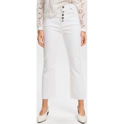 Białe jeansy flare - Biały. Jeansy damskie marki Reserved. Za 119.99 zł.