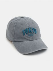 Czapka z daszkiem z haftowanym napisem Tokyo - szary. Szare czapki damskie Sinsay, bez wzorów. Za 19.99 zł.