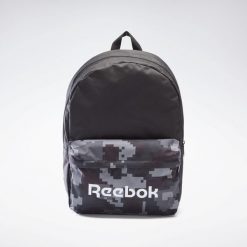 Plecak REEBOK szkolny na co dzień. Czarne plecaki męskie Reebok, bez wzorów, z materiału. Za 105.00 zł.