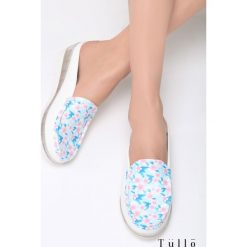 Niebieskie Klapki Flesh. Niebieskie klapki damskie Born2be, bez wzorów, z materiału, bez obcasa, na koturnie, bez zapięcia. Za 29.99 zł.