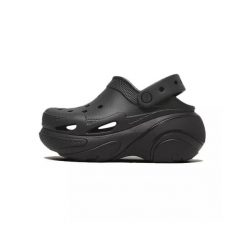 Tenisówki Crocs Model Bubble Crush Clog U Kolor Czarny. Czarne trampki i tenisówki damskie Crocs, bez wzorów, z gumy, bez zapięcia. Za 420.80 zł.