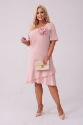 Elegancka sukienka Evelyn na wesele w kolorze delikatnego różu PLUS SIZE XXL. Czerwone sukienki damskie Moda Size Plus Iwanek, na imprezę, plus size, z aplikacjami, z elastanu, eleganckie, bez kołnierzyka, plus size, bez ramiączek, midi. Za 289.90 zł.