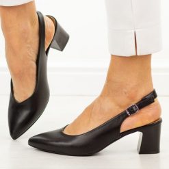 Czarne czółenka damskie bez pięty Sergio Leone Sk463. Czarne czółenka damskie Sergio Leone, na lato, bez wzorów, ze skóry, biznesowe, bez obcasa, na obcasie, bez zapięcia. Za 179.00 zł.