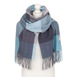 Dwustronny, niebieski szal damski z poliestru ozdobiony frędzlami - Rovicky. Niebieskie szaliki damskie ROVICKY, na zimę, bez wzorów. Za 45.00 zł.