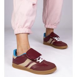 Bordowe sneakersy trampki damskie sportowe czerwone. Czerwone trampki i tenisówki damskie bez wzorów, z materiału, bez zapięcia. Za 84.03 zł.