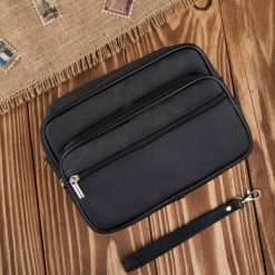 Saszetka męska skórzana do ręki klasyczna czarna pojemna Abruzzo ABR-08. Czarne saszetki i nerki męskie bez wzorów, ze skóry. Za 99.99 zł.