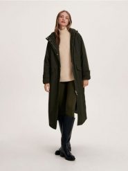 Parka water repellent z ociepleniem - ciemnozielony. Zielone parki damskie Reserved, l, bez wzorów, z kapturem. W wyprzedaży za 259.99 zł.