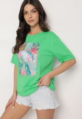 Zielony Bawełniany T-shirt z Ozdobnym Nadrukiem Delmari. Zielone t-shirty damskie Born2be, m, bez wzorów, z bawełny, klasyczne, bez kołnierzyka, bez ramiączek. Za 34.99 zł.