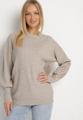 Beżowy Sweter z Wiskozą Ozdobiony Guzikami na Rękawach Sadvire. Brązowe swetry nierozpinane damskie Born2be, bez wzorów, z jeansu, klasyczne, bez kołnierzyka, bez ramiączek. Za 109.99 zł.