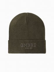 Dzianinowa czapka męska beanie z haftowanym napisem – oliwkowa V5. Zielone czapki męskie Ombre Clothing, bez wzorów, z dzianiny. Za 129.99 zł.