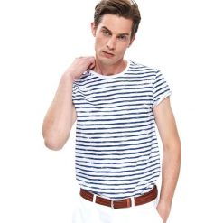 T-SHIRT W PASY Z NADRUKIEM. Białe t-shirty męskie TOP SECRET, l, bez wzorów, z bawełny, bez kołnierzyka, bez ramiączek. W wyprzedaży za 24.99 zł.