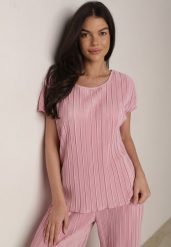 Różowa Bluzka na Krótki Rękaw z Plisowanej Tkaniny Undirea. Czerwone bluzki damskie Born2be, uniwersalny, bez wzorów, z jeansu, biznesowe, bez kołnierzyka, bez ramiączek. Za 39.99 zł.