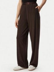 Guess Spodnie dresowe O6BB06 K5060 Brązowy Regular Fit. Brązowe spodnie dresowe damskie Guess, z aplikacjami, z dresówki. Za 234.99 zł.